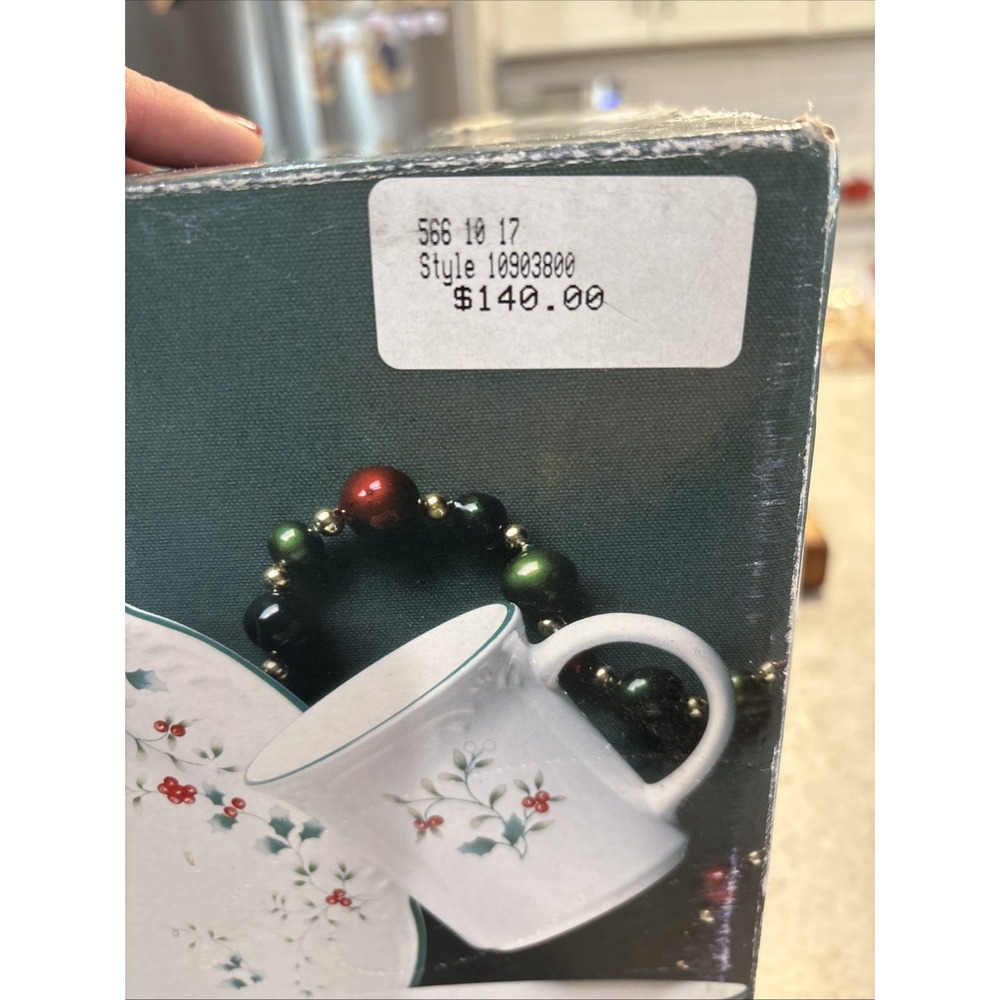 Pfaltzgraff Winterberry 16-Piece Holiday CHRISTMAS Dinnerware Set For 4 NIB - Picture 6 of 9
